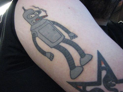Tatuaggio Bender da Futurama fuma sigaro