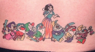 Biancaneve e i sette nani colorati tatuati