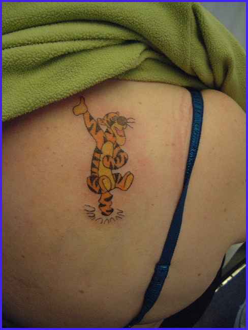 Tigre soutant le tatouage de dessin animé