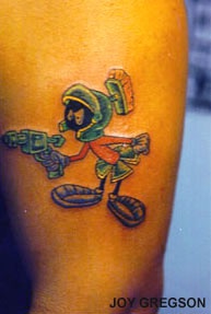 Marvin der Marsmensch mit Blaster Tattoo