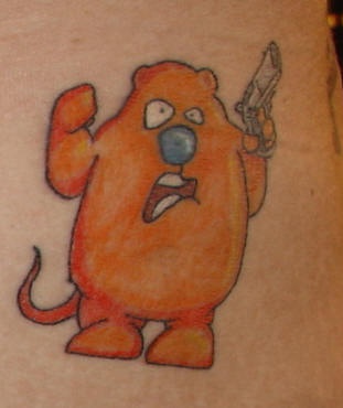 ragazzo arancione con pistola tatuaggio