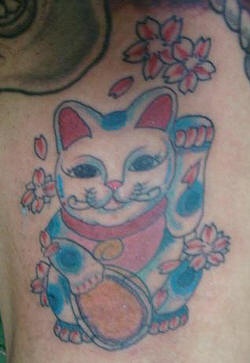 maneki - neko gatto con sacura tatuaggio colorato