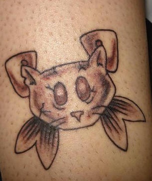 Le tatouage de la tête de chat avec des os de poisson
