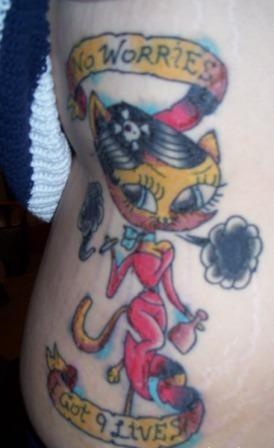 Le tatouage coloré avec Pas de soucis, les chats ont 9 vies