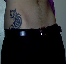 spirale gatto nero tatuaggio sul fianco