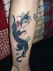 Le tatouage d&quotune image originel de chat avec des fleurs