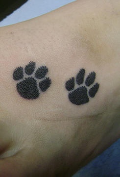 Zwei Pfotenabdrücke der Katze Tattoo