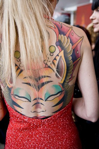 Gros chat démoniaque humanisé tatouage coloré sur tout le dos