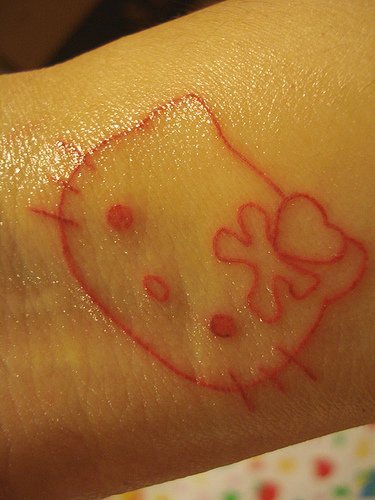 Hallo Kitty rosefarbige Tinte Tattoo