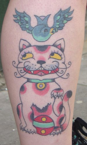 Le tatouage de Maneki-neko chat en style occidental avec un moineau en couleur