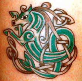 Le tatouage celtique de cheval mangeant sa propre jambe