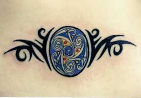 Le tatouage de symbole mystique de la trinité celtique