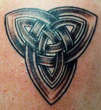 Tatuaje de la trinidad clasica celta