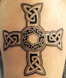 croce fatta di modello celtico tatuaggio