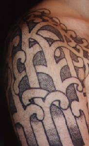 celtico paterno tatuaggio sulla spalla