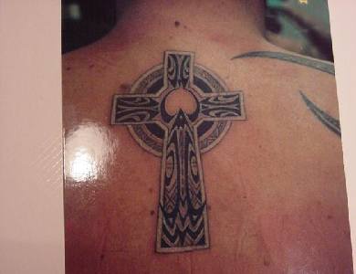 celtico croce pietra tatuaggio sulla schiena