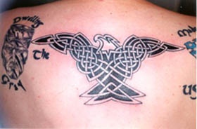 celtico stile aquila tatuaggio sulla schiena tatuaggio