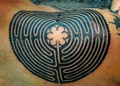 cerchio celtico labirinto tatuaggio nero sulla spalla