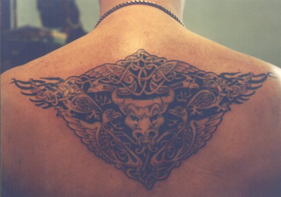 Tatuaje de toro celta en toda la espalda