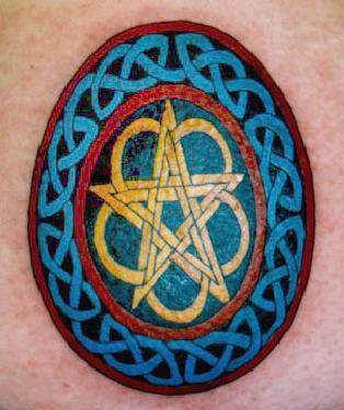 Pentagram in keltischem Kreis farbiges Tattoo