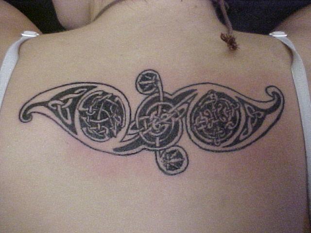 Tatuaje en la espalda de fractales celta