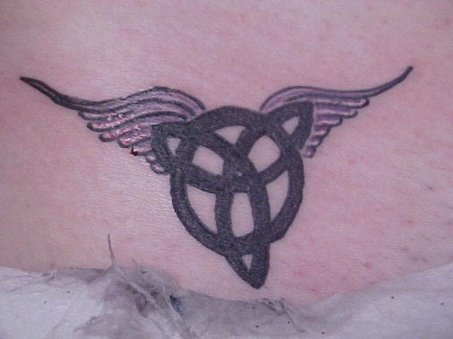 Tatuaje del símbolo celta de la trinidad con alas