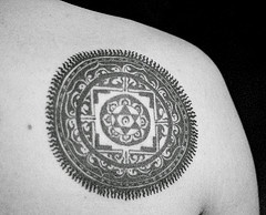 Qualitative celtic pattern shoulder tattoo