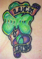 Tatto mit grünem Klee und Onschrift &quotLuck of irish"