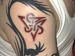 celtico tribale simbolo trinita" inchiostro rosso tatuaggio