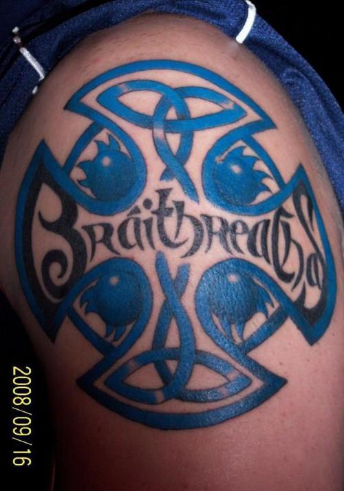 Le tatouage de croix celtique avec le mot fraternité