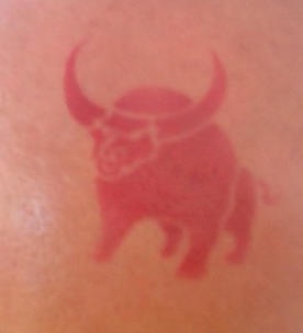 Un gros tatouage de taureau rouge