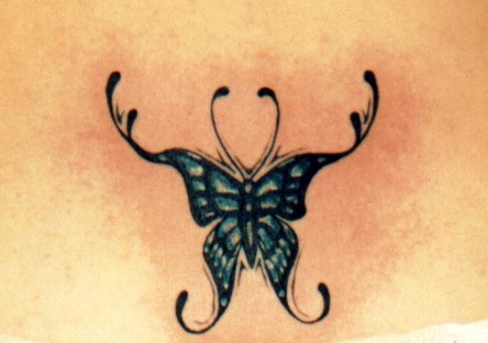 bellissima farfalla blu tatuaggio