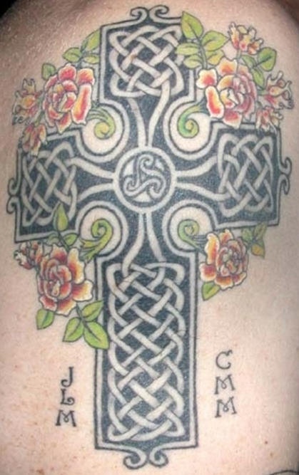 Tatuaje de cruz célta con tracerías y rosas