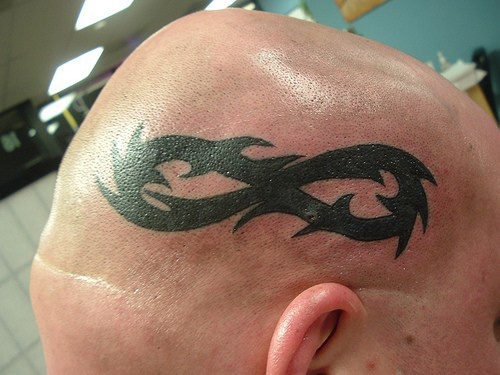 Le tatouage du symbol de l&quotinfini tribal sur la tête