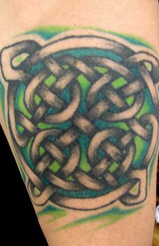 Grüneк keltischeк Knoten Tattoo