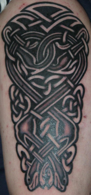 Tatuaje grande de nudos célticos