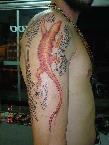 El tatuaje grande de una lagartija de color rojo