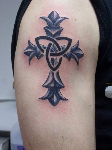 Tatuaje de una cruz céltacon símbolo de trinidad