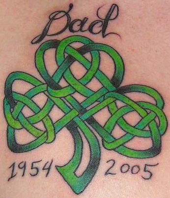 el tatuaje conmemorativo de un trebol verde entrelazado y fechas de vida