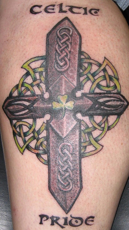 Tatuaje de una cruz céltica con trébol