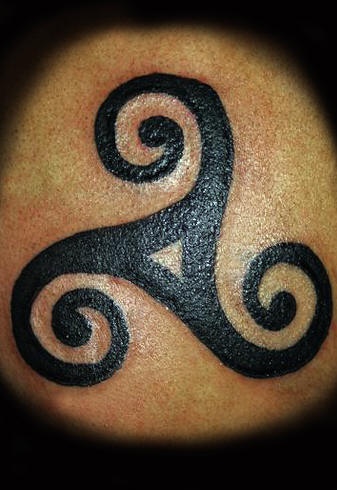 Le tatouage du cymbole de trinité celtique