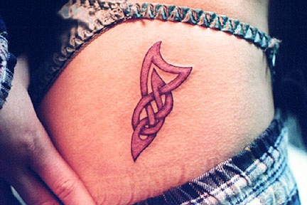 celtico tribale tatuaggio sul fianco