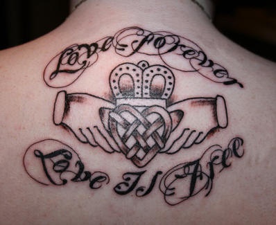 mani  in fede cuore irlandese tatuaggio sulla schiena