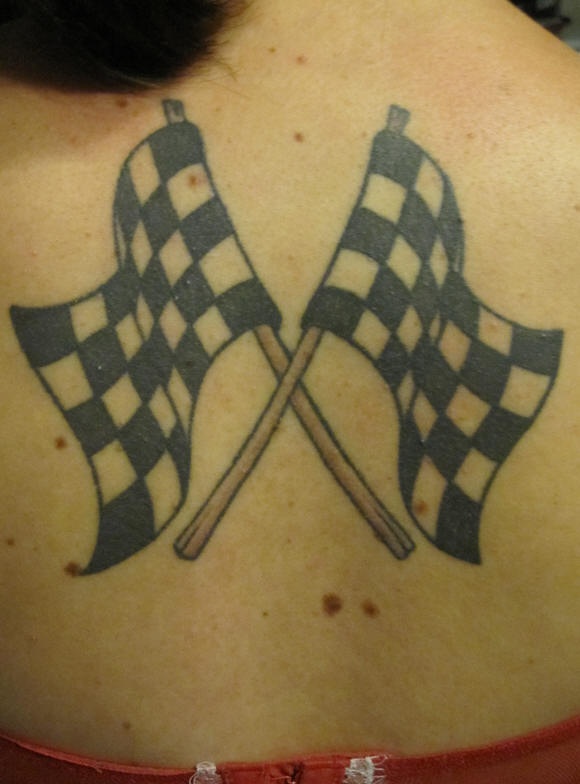 Tatuaje banderas de carreras en espalda