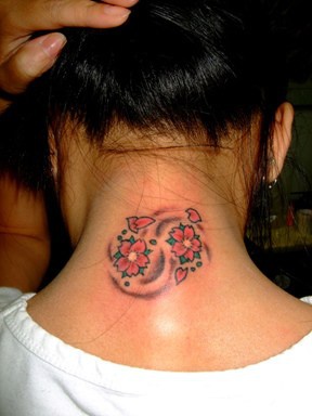 fiori di ciliegia tatuaggio sulla nuca