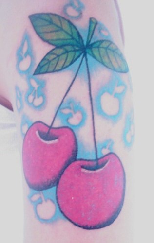 Tatuaje de cerezas rojas maduras