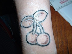 Tatuaje monocroma de cerezas