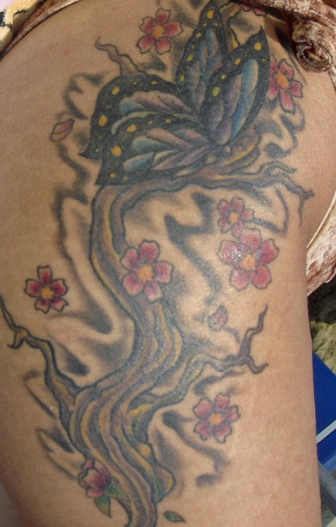 Lindo tatuaje del guindo en flor con mariposa azul en él