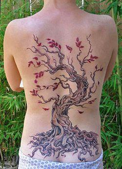 Tatuaje en la espalda, árbol antiguo con hojas