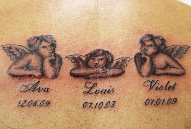 Le tatouage de trois chérubins réfléchissants